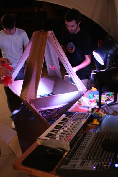 Arquivo:Airhacktable-flying-tsuru.jpg