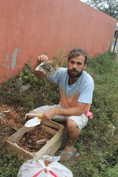 Arquivo:Montando composteira.jpg