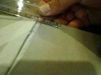 Junte o triangulo ao final, com uma separacao um pouco maior, este triangulo servira de encaixe para manter a mesa fixa. Recorte o que estiver sobressalente.